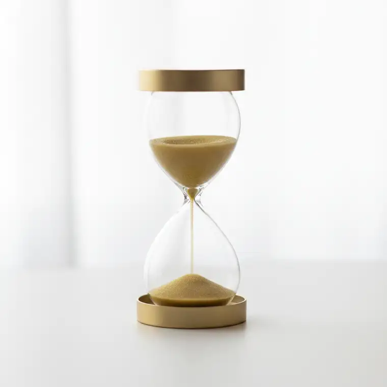 Freelancer marketingowy pracujący z domu przy laptopie, analizuje stawki godzinowe i koszty, aby ustalić ile powinien zarabiać za swoją pracę